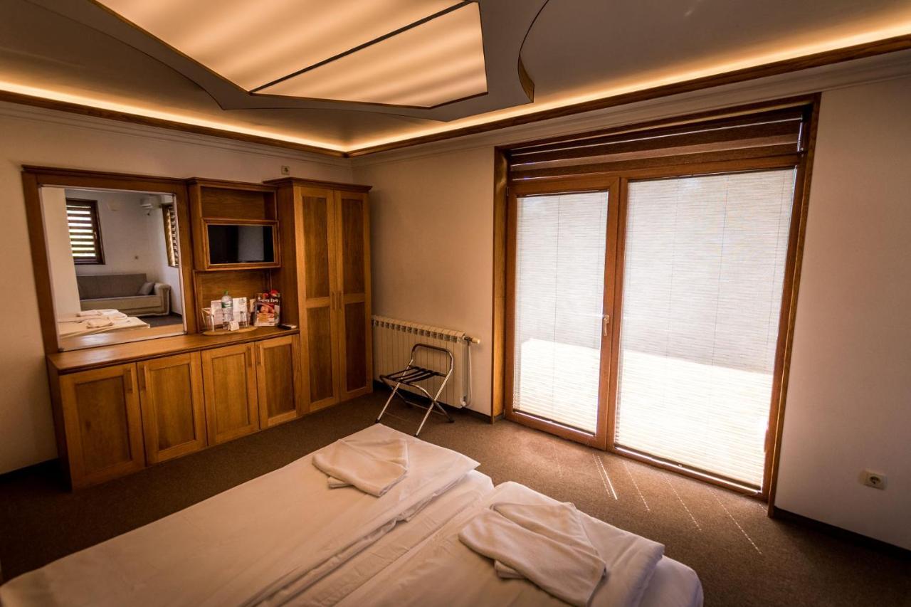 Hotel Tihiat Kut Complex à Kyustendil Extérieur photo