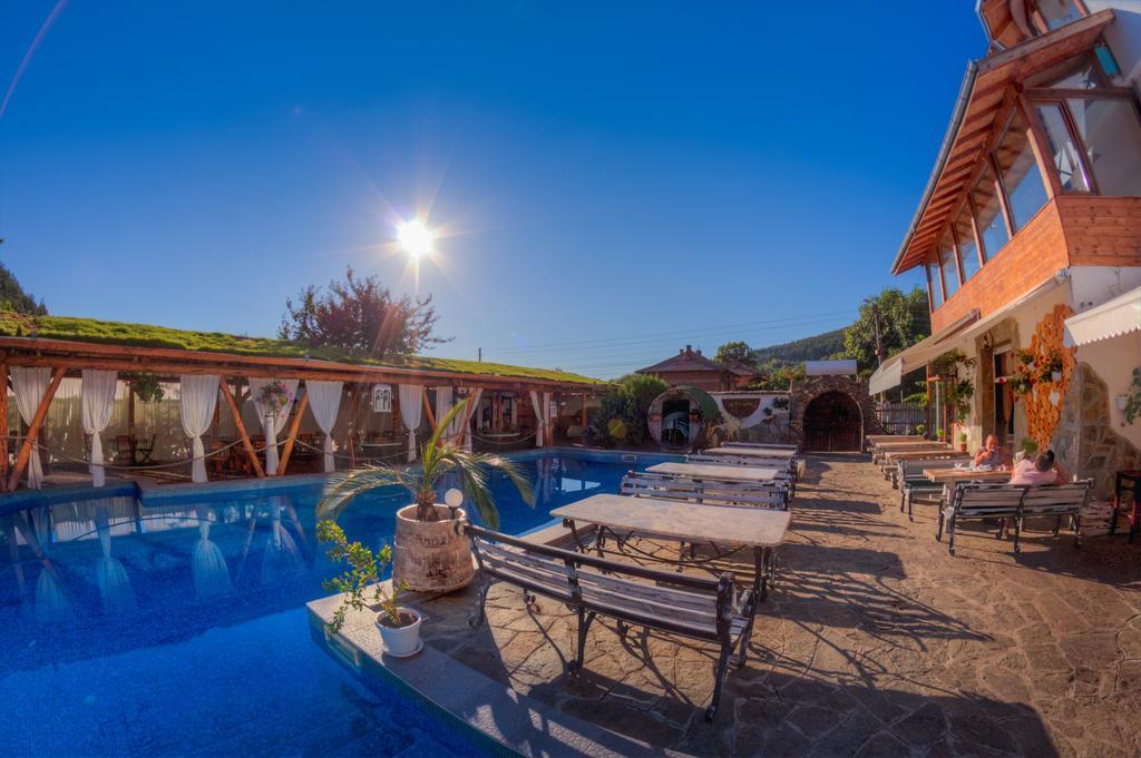 Hotel Tihiat Kut Complex à Kyustendil Extérieur photo